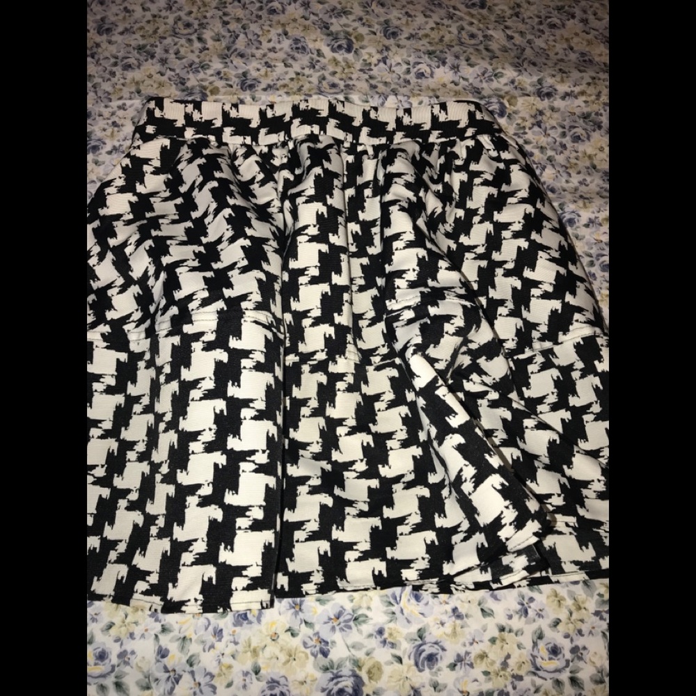 NWT Express Houndstooth Skirt 😍😘